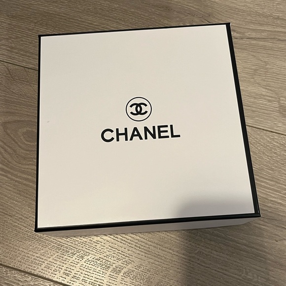 Vintage Chanel box and dustbag - Picture 2 of 2
